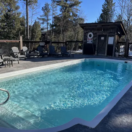 Rustic 4 bedroom cabin at Gilded Mountain, wifi, pool access, paved roads