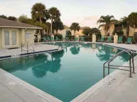 2Bed + 2Bath Blocks from the Beach - プール