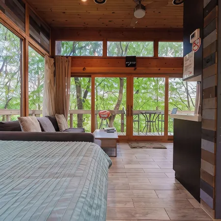 2-Person Romantic Treehouse Getaway in Hocking Hills, Ohio