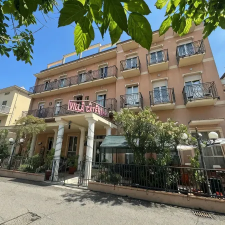 Hotel Villa Caterina Отели рядом с достопримечательностью «Арка императора Августа»