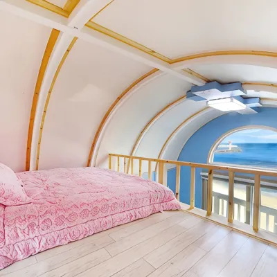 Gangneung Rainbow Pension Отели рядом с достопримечательностью «Библиотека «Сунджу»»