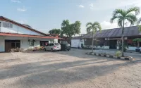 Hotel Markoni Pamanukan Mitra RedDoorz - parking