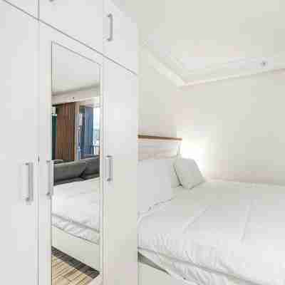 Modern Suite / Free Parking / View / AC / King Bed / Kitchen / Prime Location Rooms