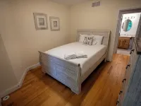 #5 Lakefront Hamlin Lake Retreat - Sleeps 10 Hotel a Hamlin Township