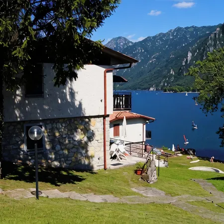 Directly on the lake with panoramic views Отели в г. Идро