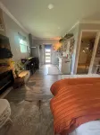 The Garage Suite – Eclectic Chic Studio in the Heart of Plano - Homestays