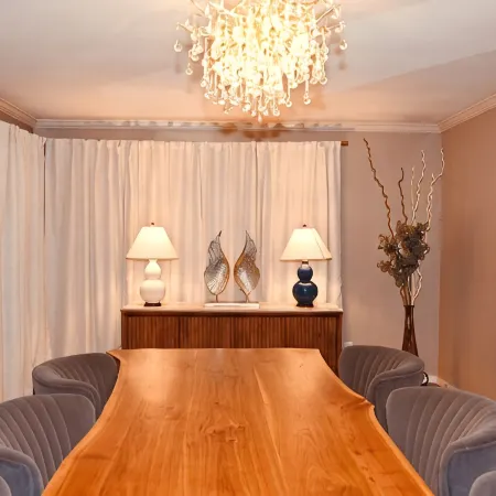 Cozy, stylish spot with great amenities—walk to food, shops & 15 min DEC airport