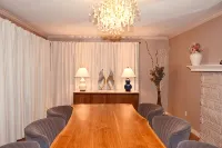 Cozy, stylish spot with great amenities—walk to food, shops & 15 min DEC airport - WiFi