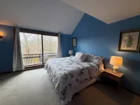 Cozy 3-bedroom condo located in Plymouth, VT .12 miles  to Okemo mountain- - Homestays