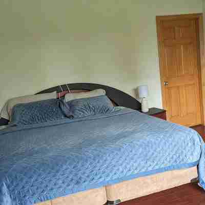 LARGE HOME 30 mi TO LAMBEAU FIELD GREEN BAY AND ONLY 25 mi to EAA OSHKOSH Rooms