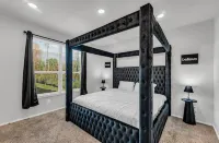 Spacious 4 Bd Home w KING Bed -  Privatzimmer