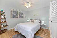 MidCentury Modern 3BR 2BA + Hot Tub in College District
