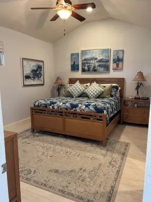 Waterfront updated 3 Bedroom Townhome on Quiet Cove, sleeps 10 fully furnished. - balcony