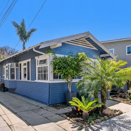 CozyVibeStay . King Bed. Parking. Walk to Beach