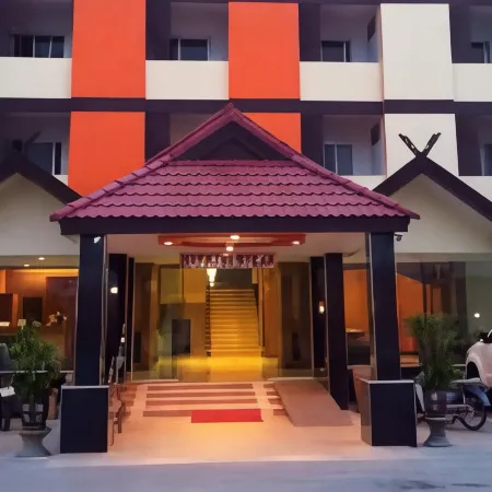 JRD Grand Place Lopburi Отели рядом с достопримечательностью «Пранг Сам Йот»