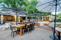 Shoestrings Backpackers Lodge Vic Falls - Parking