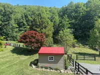Creekfront Cabin • Fire Pit • Fenced Yard • Near Crabtree Falls - 무료 와이파이