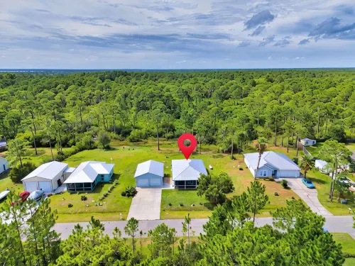 3-bedroom house with Hot Tub and Game Room in Eastpoint, 10 minute drive to SGI - 2-Star