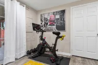 Luxurious home with golf course view, deck, grill, Peloton! King size bed. - Kuntosalit