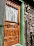 Cozy and comfortable. Just a few minutes walk to the Square and the University. - 4-Star
