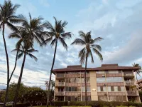 Penthouse Retreat Steps to Beach. Sweeping Ocean Views, Designer 5 Star Escape - 4-Star