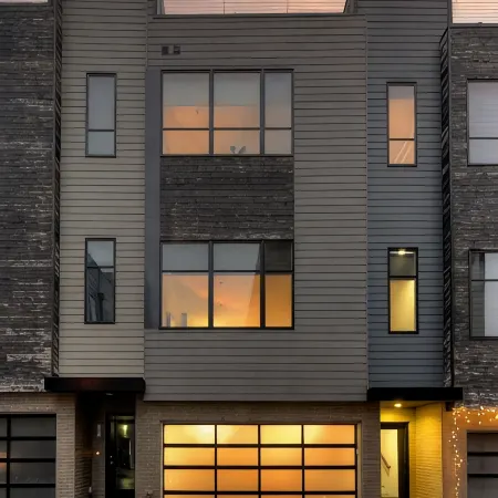 Steps from Downtown Omaha! Rooftop firepit & luxury accommodations
