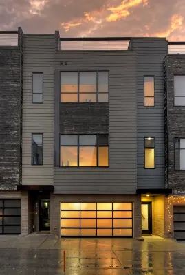 Steps from Downtown Omaha! Rooftop firepit & luxury accommodations - Balkoner