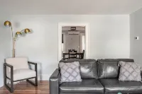 Modern and Bright with office+ walk to nearby Waterfront, 1st FL. - Lejligheder