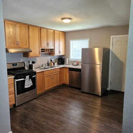 Modern 3BD/2BA near U of I with a large master suite!