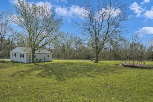 Away from the bustle of the city, close to the lake, perfect for families