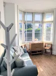 Charming 2 br apartment next to worthing station, close to town and seafront