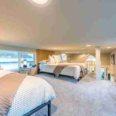 Rainforest Tiny Home Retreat: Rustic Modern Rooms