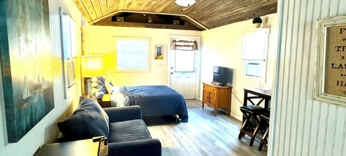 Cozy Lake Front Studio Cabin - Wifi/AC/Queen Bed/Twin Sleeper/Lake View- Cabin 3 Hotels in Hunt County