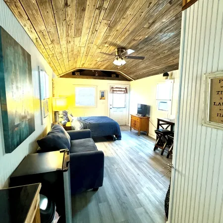 Cozy Lake Front Studio Cabin - Wifi/AC/Queen Bed/Twin Sleeper/Lake View- Cabin 3