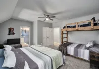 Sleeps 20! Luxe Family Lakehouse! No Steps to Water! EZ Access, Slide, Fast Wifi - 4-Sterne