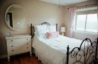 Charming 2-bedroom house  comfortable cottage in the country but close to city - Homestays