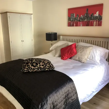 Newcastle Seafront apartment with WiFi & Parking