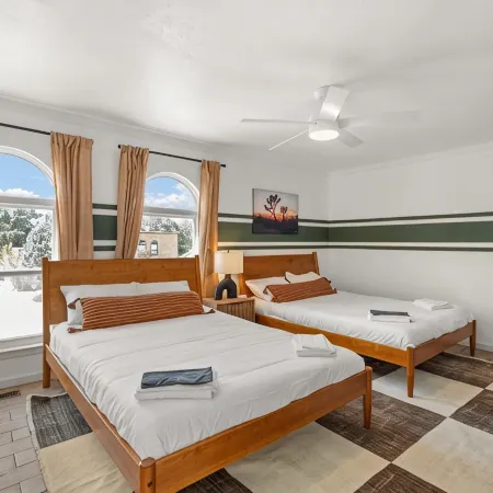 Luxury Amenity Paradise! Sleeps 18 - Pool, Hot Tub, Game Room, Golf, Fire Pit!