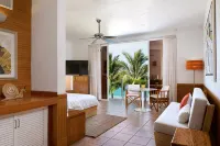Casa La Playa, a 6 Bedroom FULLY STAFFED, MODERN BEACHFRONT VILLA,  Walk to Town