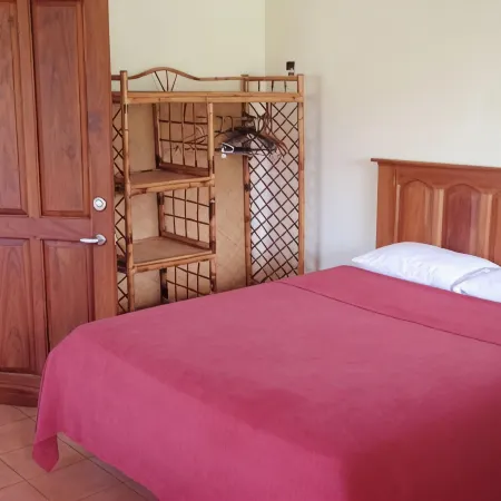Slice Of Paradise Beach Bungalow, sleeps 2 - 5, full kitchen, 2 baths, AC, &more