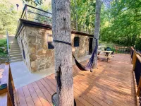 Sticks & Twine great cabin on a working farm on Paris Mountain close to it all - Hytter