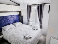 Luxury Lakeside Lodge - Fishing Lake - Pet Friendly - 5 Miles From Flamingo Land Hotels in Malton