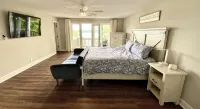 Massive Lakehouse - Infinity Pool, Hot Tubs, Dock, Firepit - 4 tähden