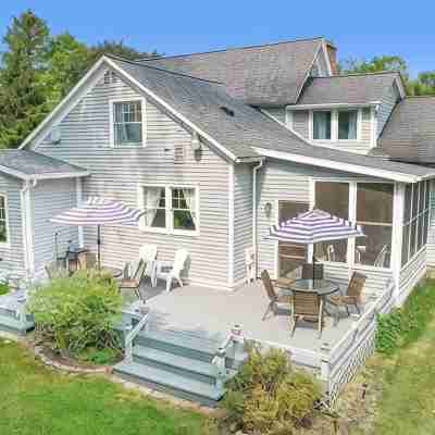 Charming 4-bedroom cottage in South Haven -- 2 miles from beach and downtown. Hotel Exterior