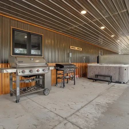 Spacious 8-bedroom house with WiFi, AC, Hot Tub South of Lead