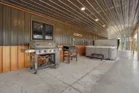 Spacious 8-bedroom house with WiFi, AC, Hot Tub South of Lead -  Privatzimmer