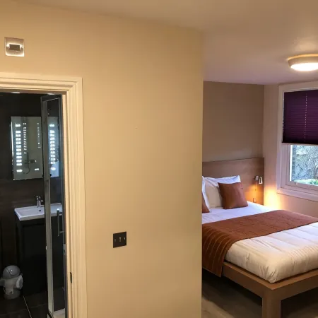 Eagle Hotel Luton Airport Отели в г. Латон