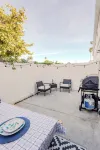 King Suite Steps to Oceanside Beach W/ Private Patio & Grill + Free Parking