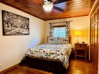 Rustic Lakefront Cabin near Smokies w/ Hot Tub, Firepit, Pool Table + Views! - シャレー