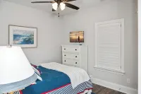 Paradox Place--Cozy Apartment on Oak Island - 2つ星
